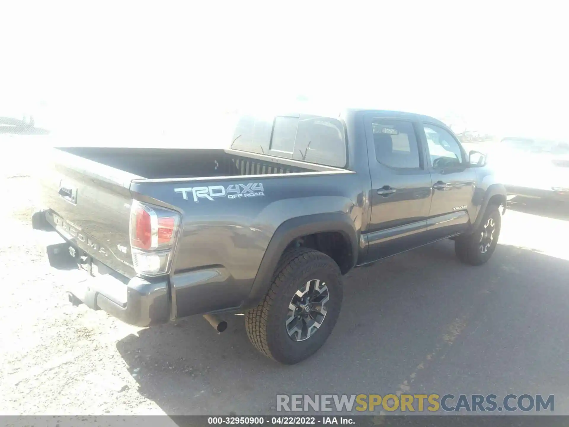 4 Photograph of a damaged car 3TMCZ5AN3NM477388 TOYOTA TACOMA 4WD 2022