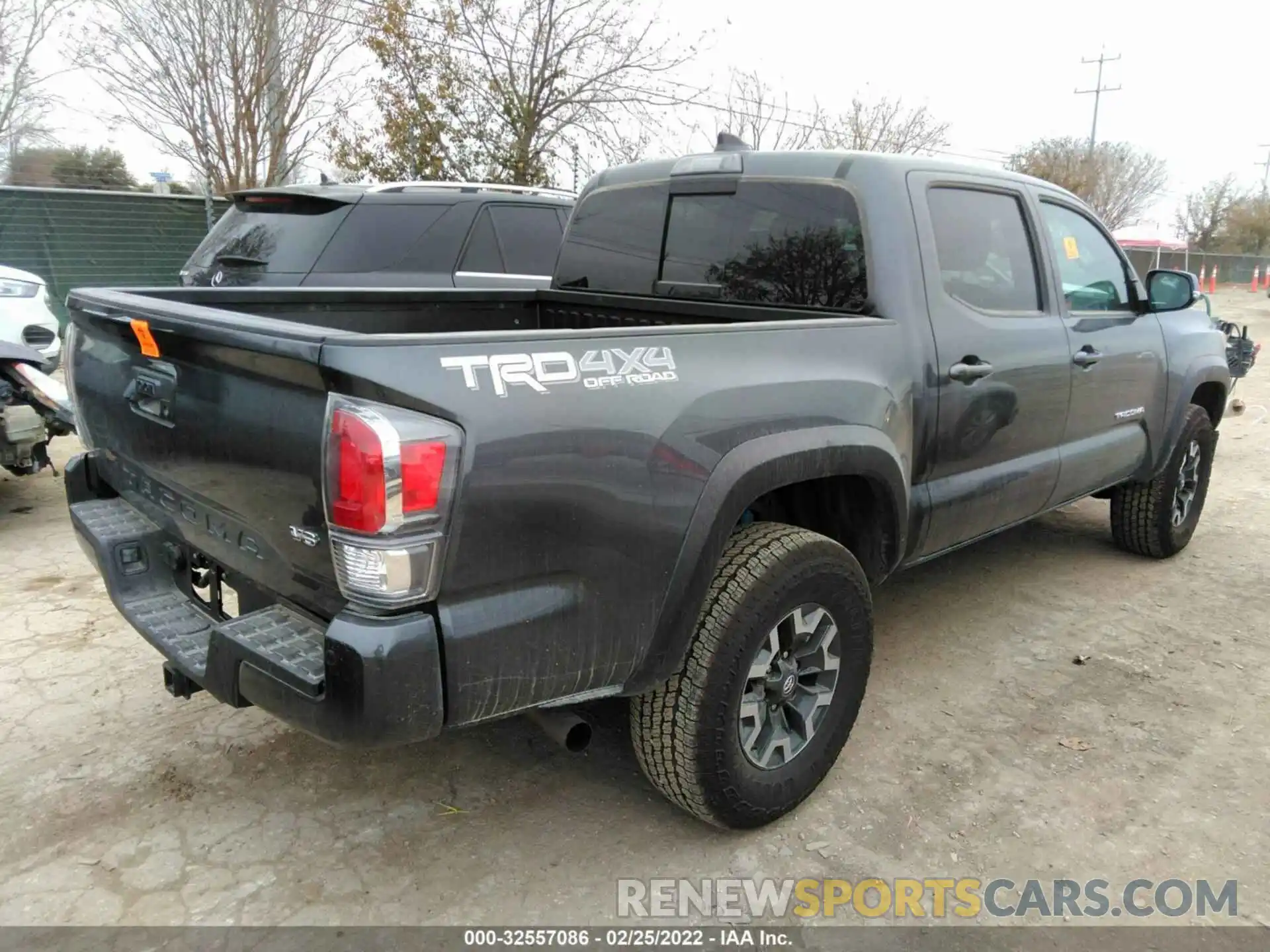 4 Photograph of a damaged car 3TMCZ5AN4NM462544 TOYOTA TACOMA 4WD 2022