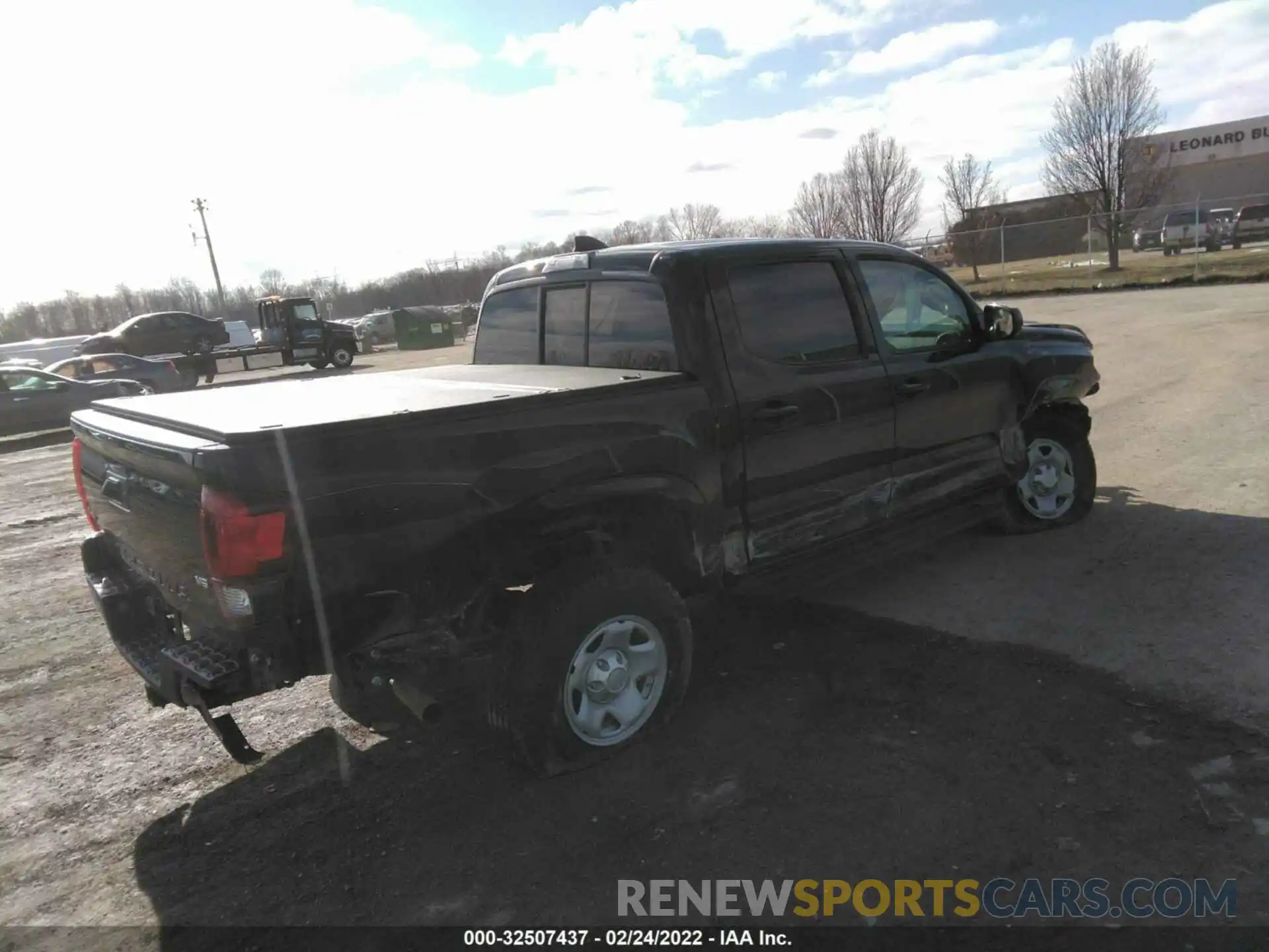 4 Photograph of a damaged car 3TMCZ5AN7NM464983 TOYOTA TACOMA 4WD 2022