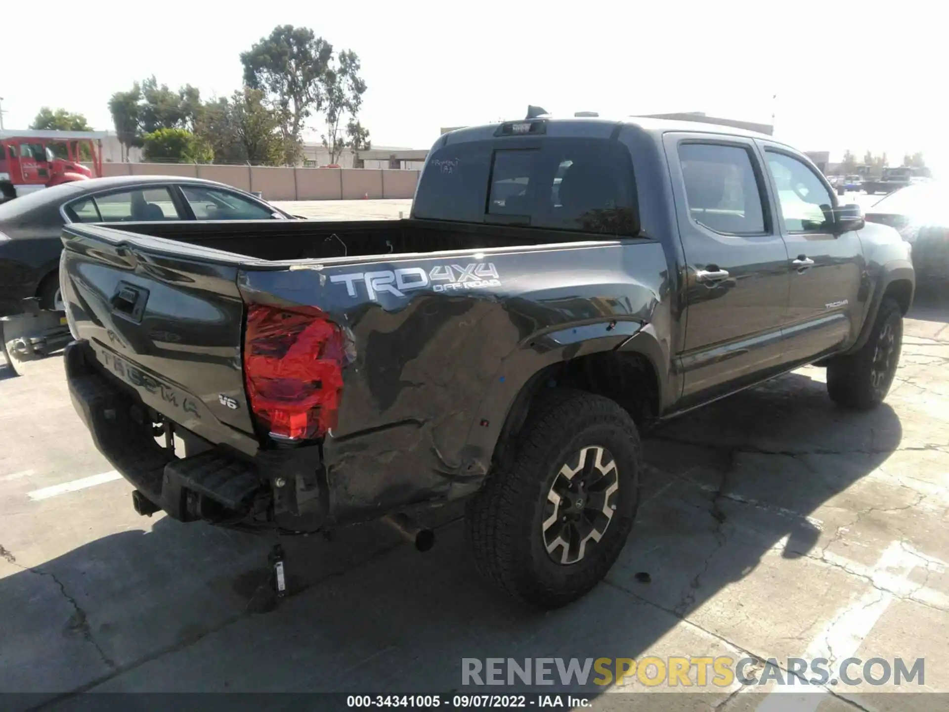 4 Photograph of a damaged car 3TMCZ5AN8NM487415 TOYOTA TACOMA 4WD 2022