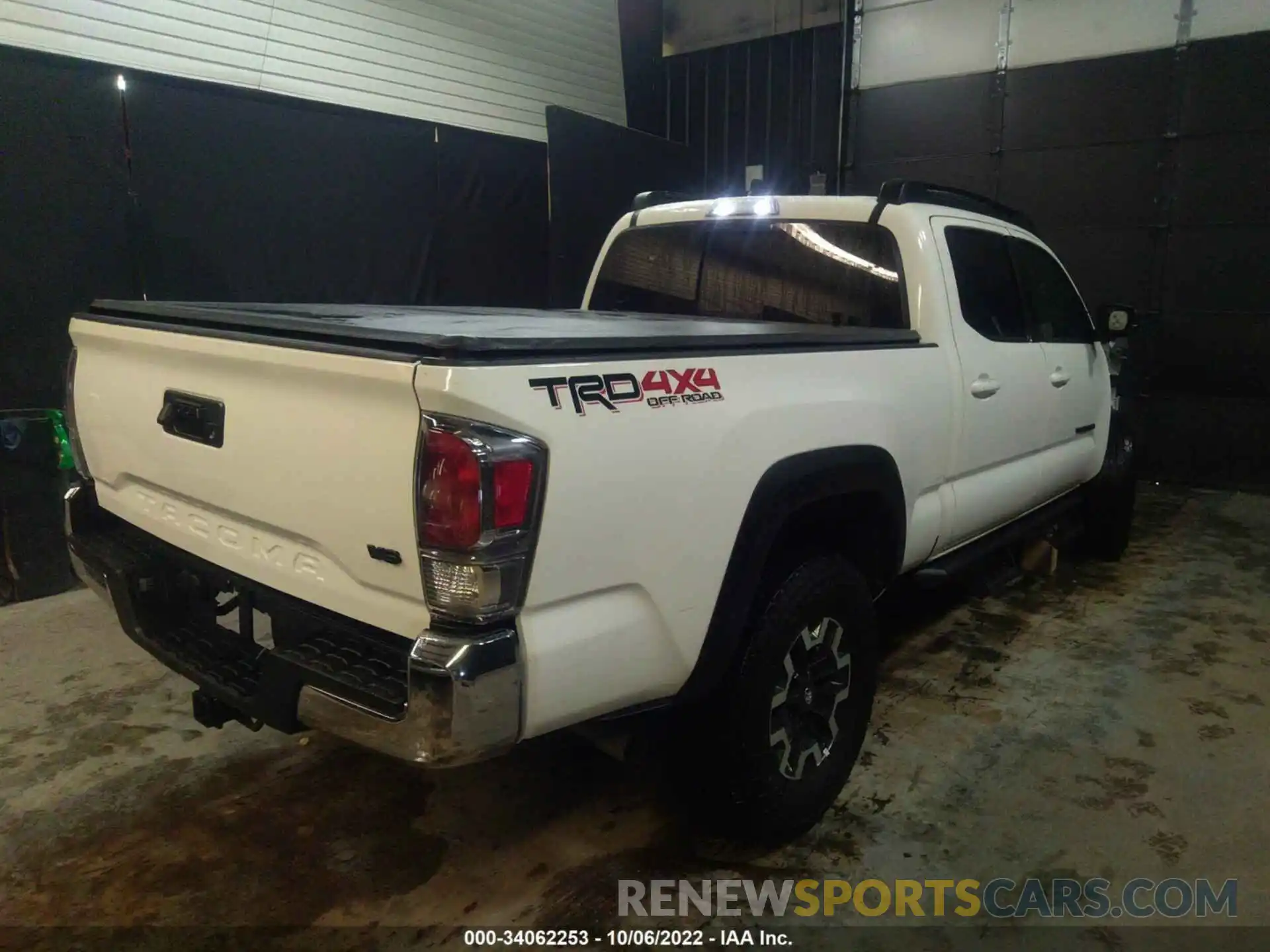 4 Photograph of a damaged car 3TMDZ5BN0NM127168 TOYOTA TACOMA 4WD 2022