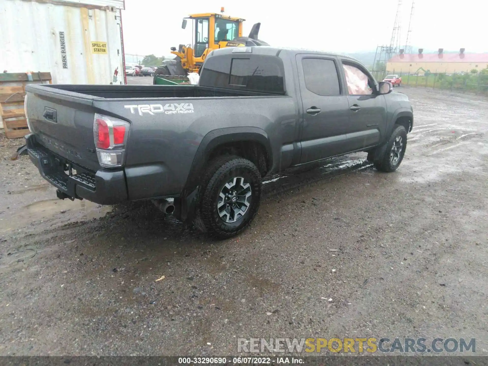 4 Photograph of a damaged car 3TMDZ5BN1NM126272 TOYOTA TACOMA 4WD 2022