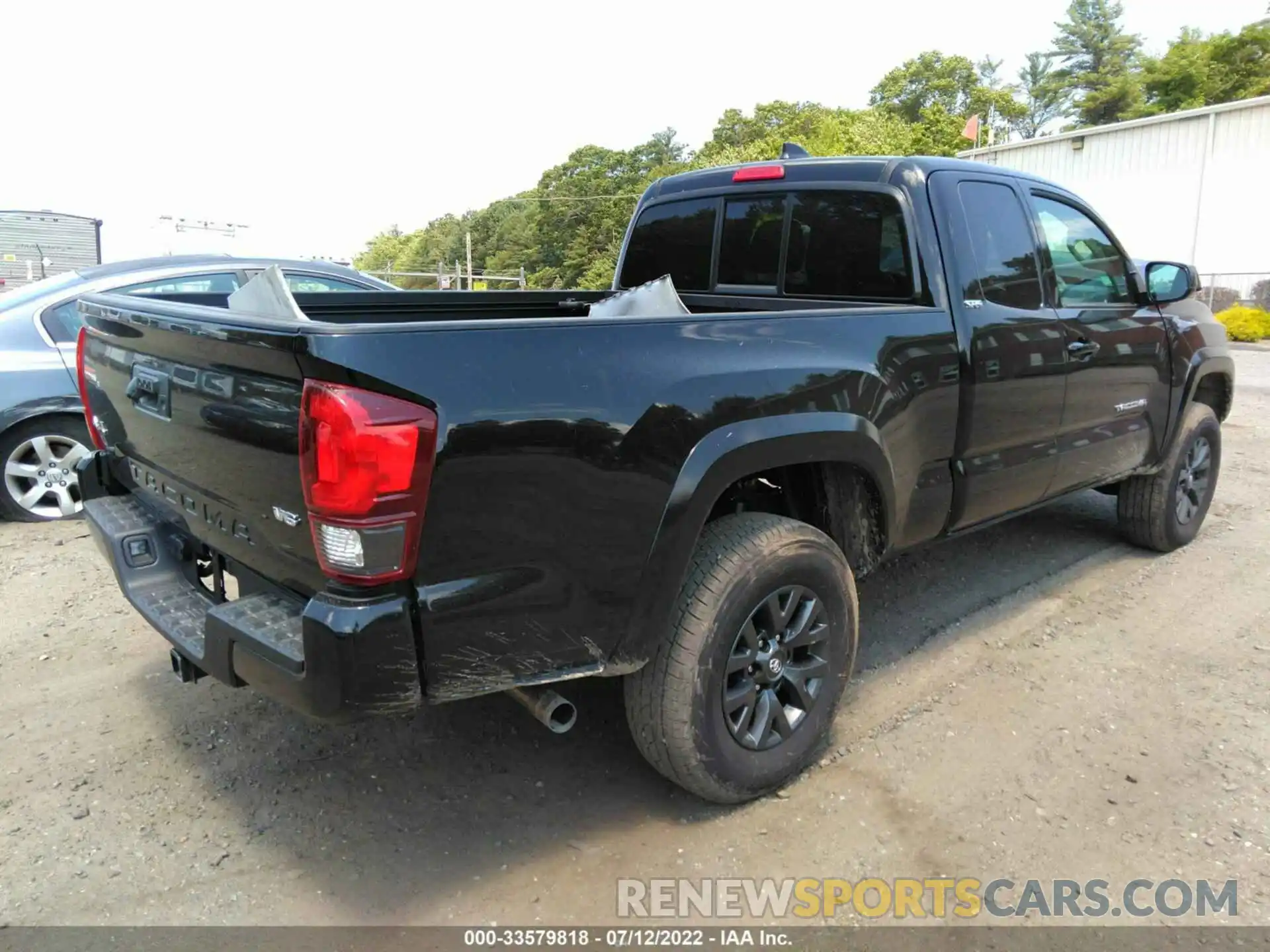 4 Photograph of a damaged car 3TYSZ5AN4NT076903 TOYOTA TACOMA 4WD 2022