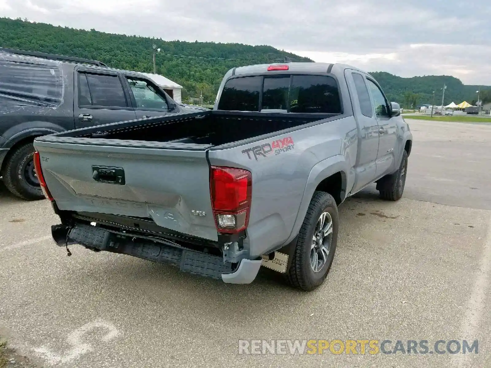 4 Photograph of a damaged car 5TFSZ5AN1KX202586 TOYOTA TACOMA ACC 2019