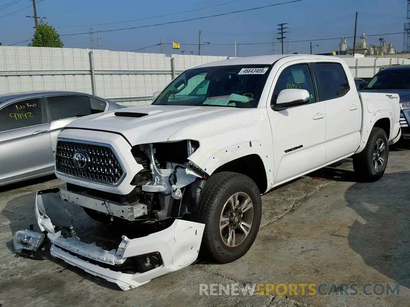 2 Photograph of a damaged car 3TMAZ5CN0KM090202 TOYOTA TACOMA DOU 2019