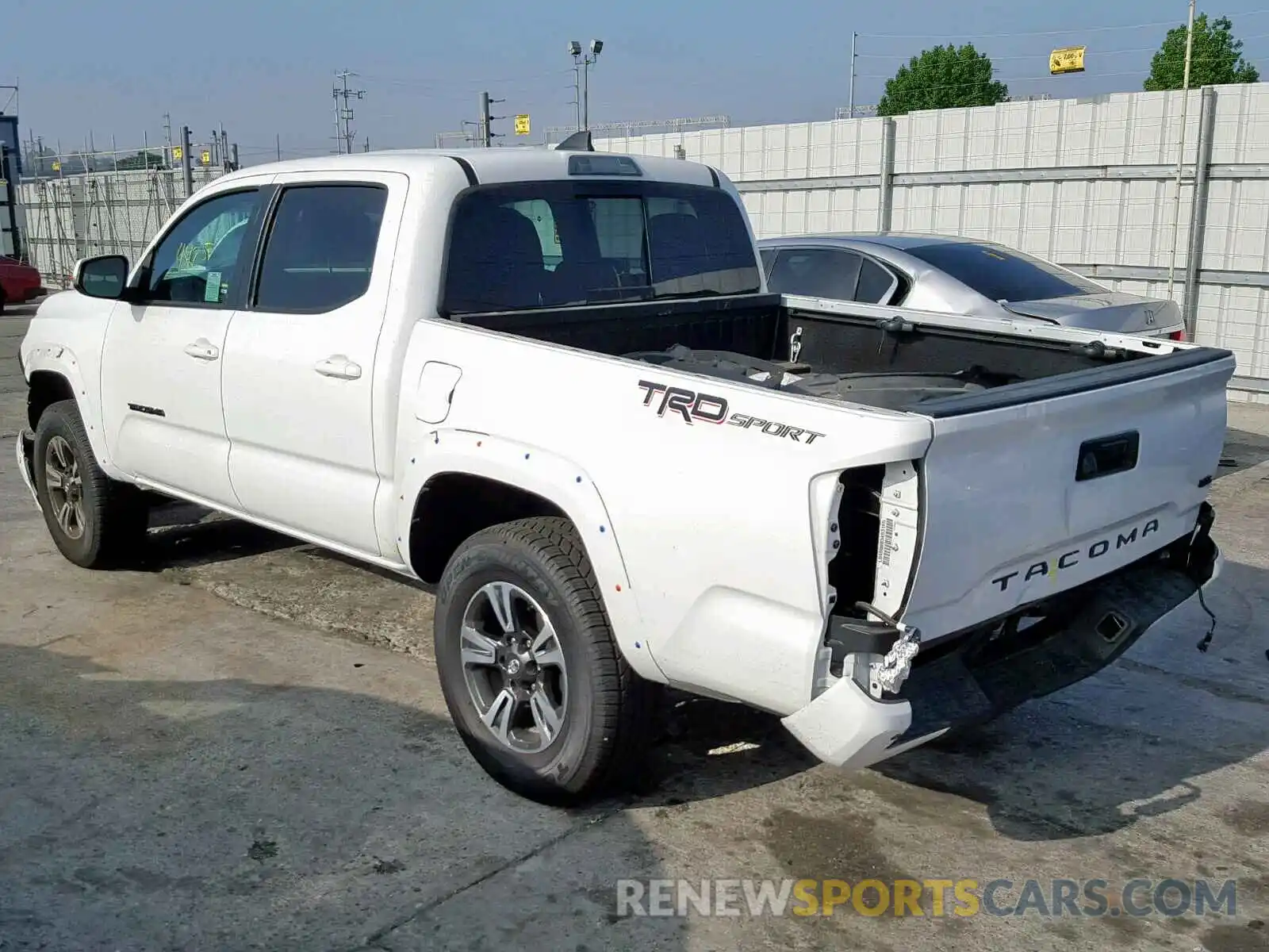 3 Фотография поврежденного автомобиля 3TMAZ5CN0KM090202 TOYOTA TACOMA DOU 2019