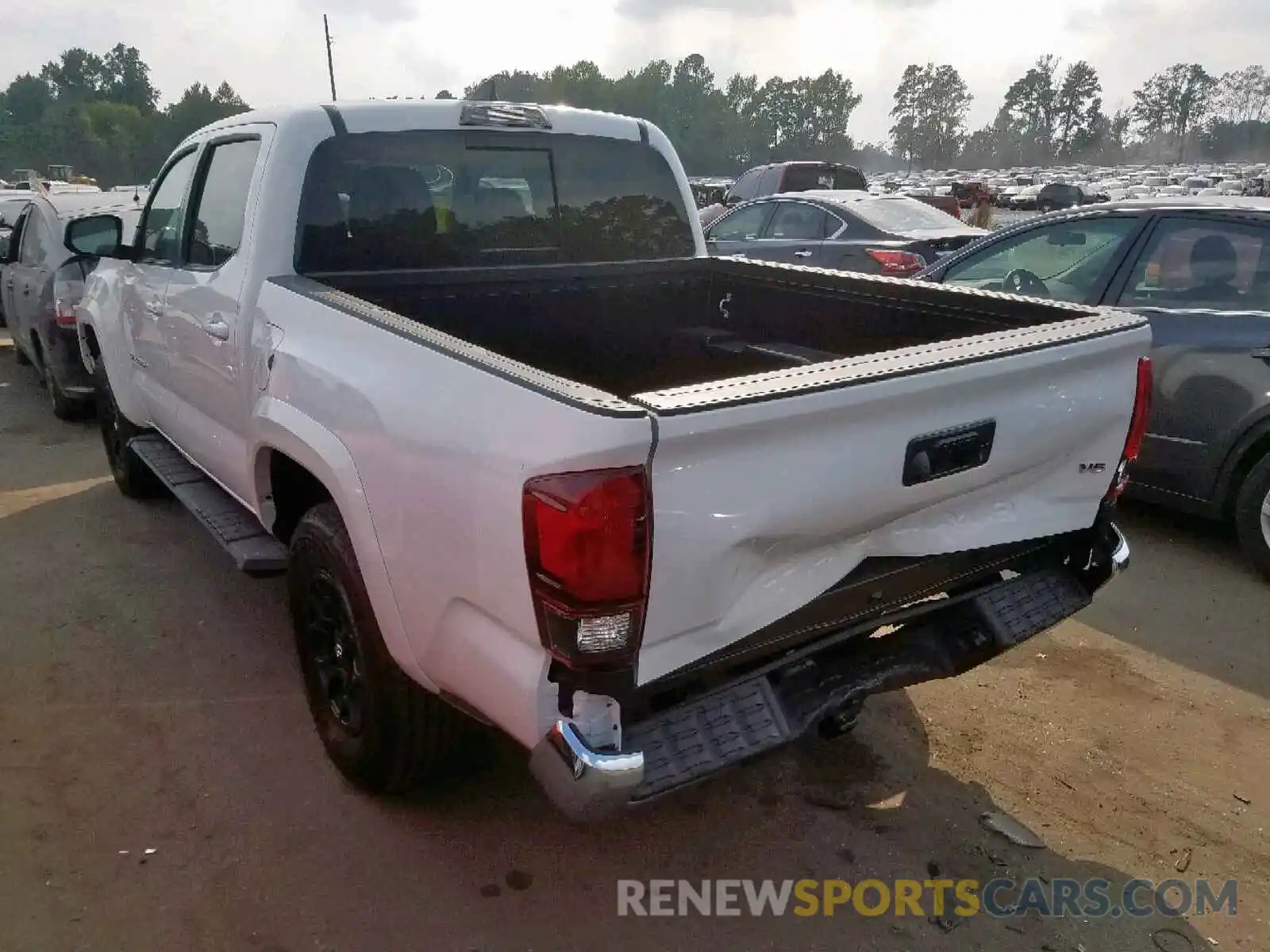 3 Фотография поврежденного автомобиля 3TMAZ5CN0KM111601 TOYOTA TACOMA DOU 2019