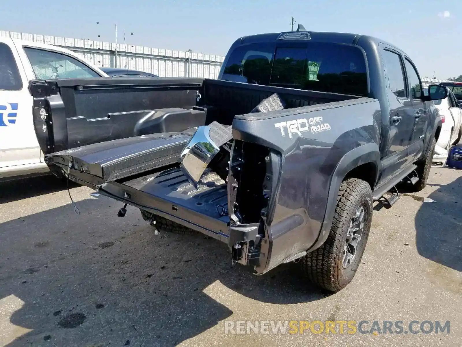 4 Фотография поврежденного автомобиля 3TMAZ5CN1KM083470 TOYOTA TACOMA DOU 2019