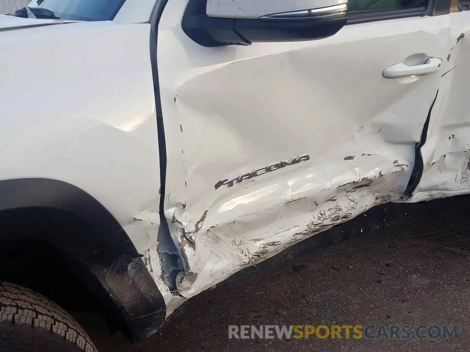 9 Photograph of a damaged car 3TMAZ5CN9KM092420 TOYOTA TACOMA DOU 2019