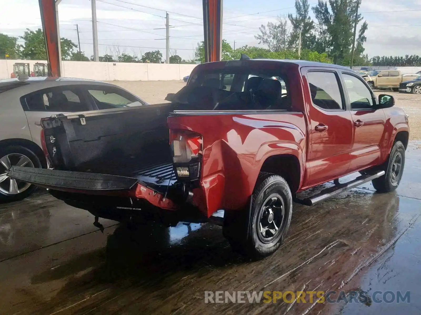 4 Photograph of a damaged car 3TMCZ5AN1KM215042 TOYOTA TACOMA DOU 2019