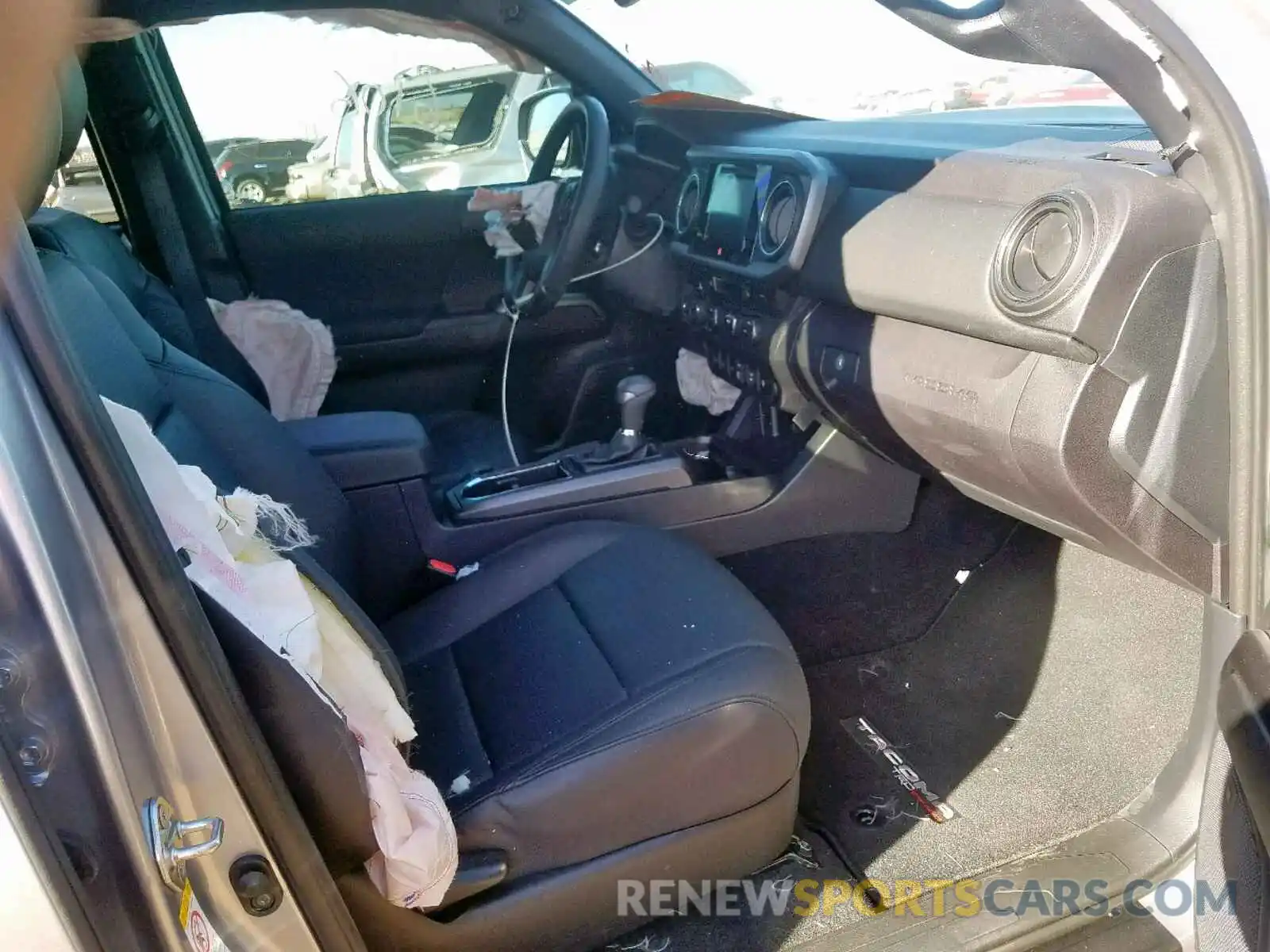 5 Photograph of a damaged car 3TMCZ5AN4KM215911 TOYOTA TACOMA DOU 2019