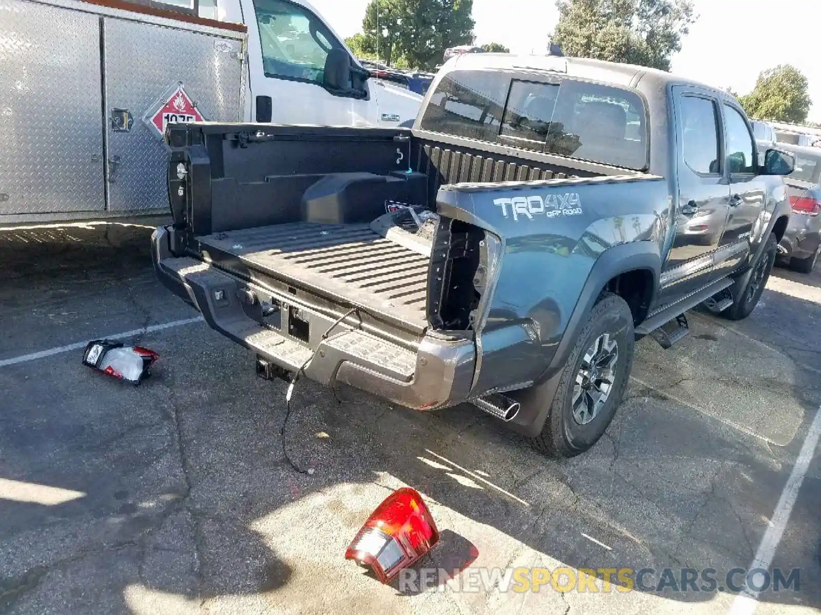 4 Photograph of a damaged car 3TMCZ5AN5KM281643 TOYOTA TACOMA DOU 2019