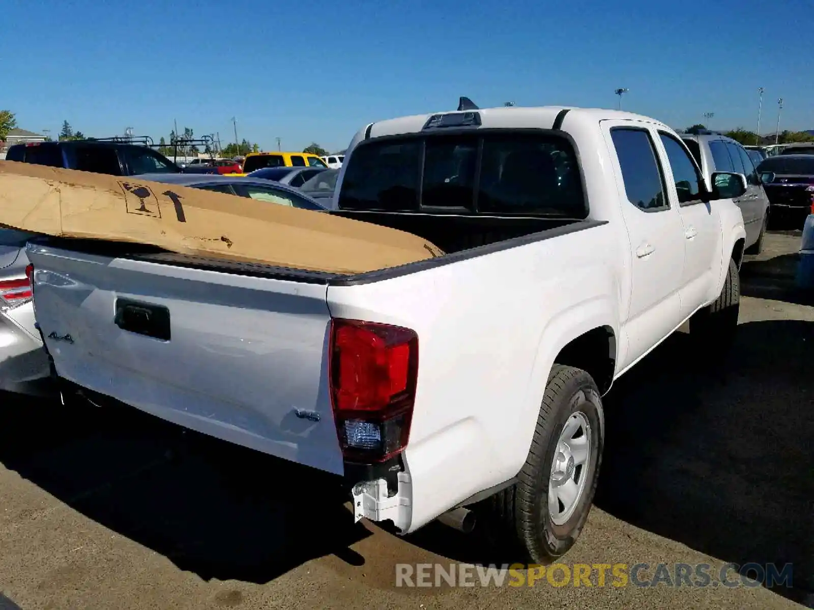 4 Photograph of a damaged car 3TMCZ5AN7KM280512 TOYOTA TACOMA DOU 2019