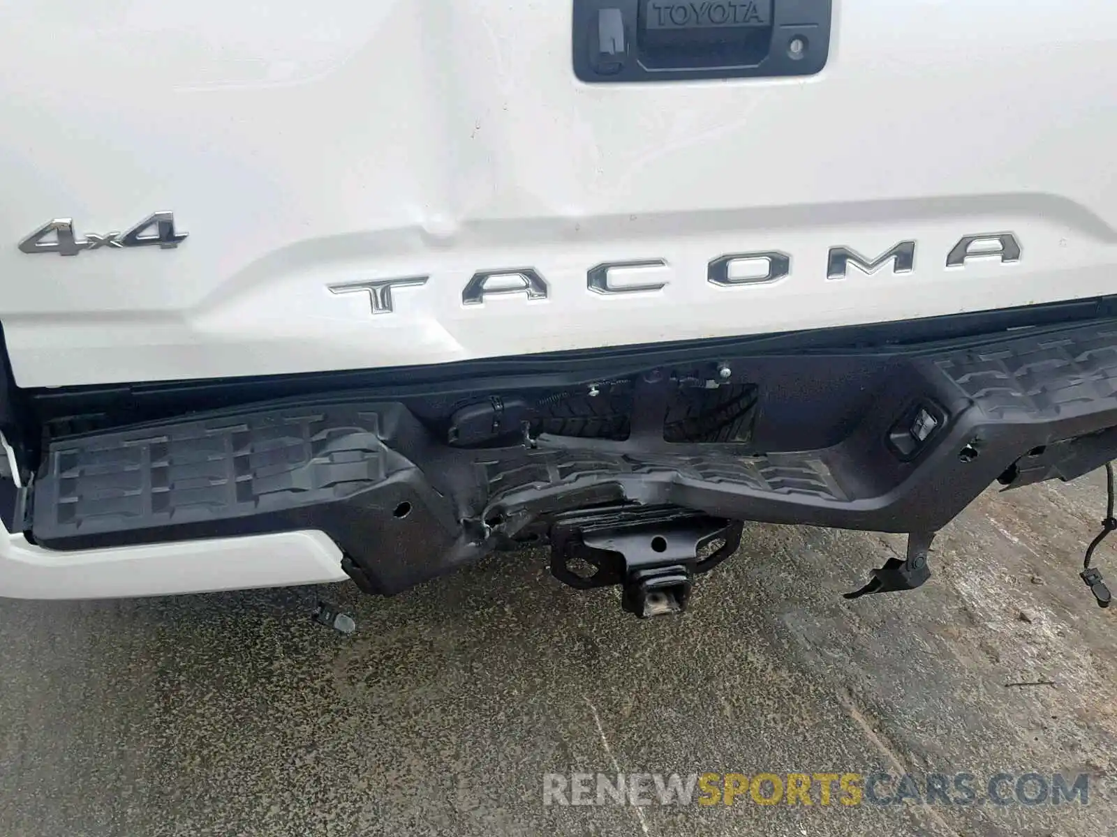 9 Photograph of a damaged car 3TMGZ5AN3KM194440 TOYOTA TACOMA DOU 2019