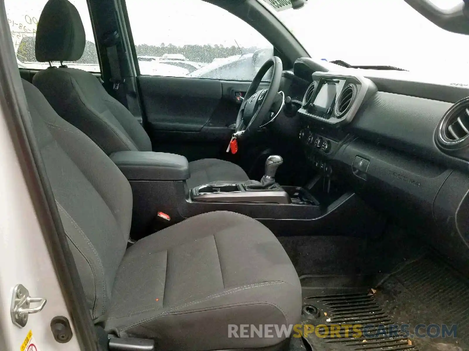 5 Photograph of a damaged car 5TFAZ5CN0KX077556 TOYOTA TACOMA DOU 2019