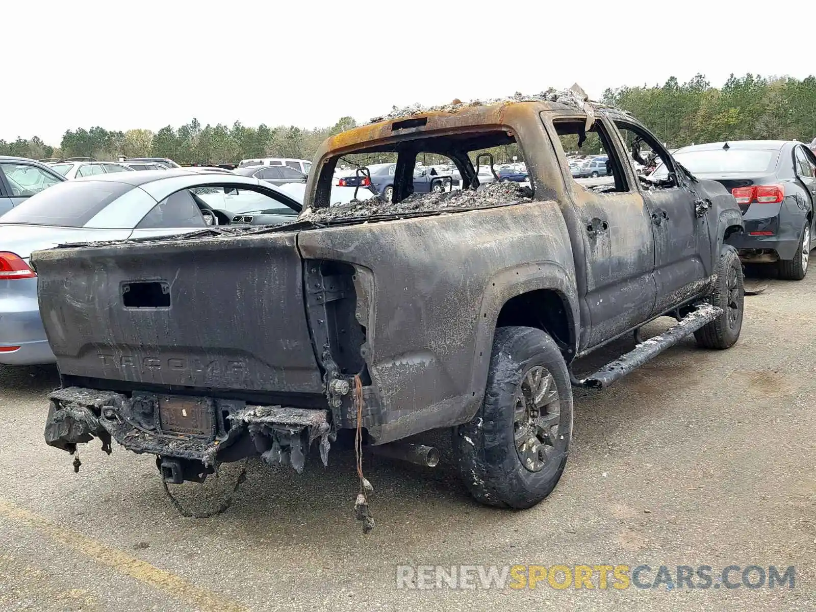 4 Фотография поврежденного автомобиля 5TFAZ5CN8KX077840 TOYOTA TACOMA DOU 2019