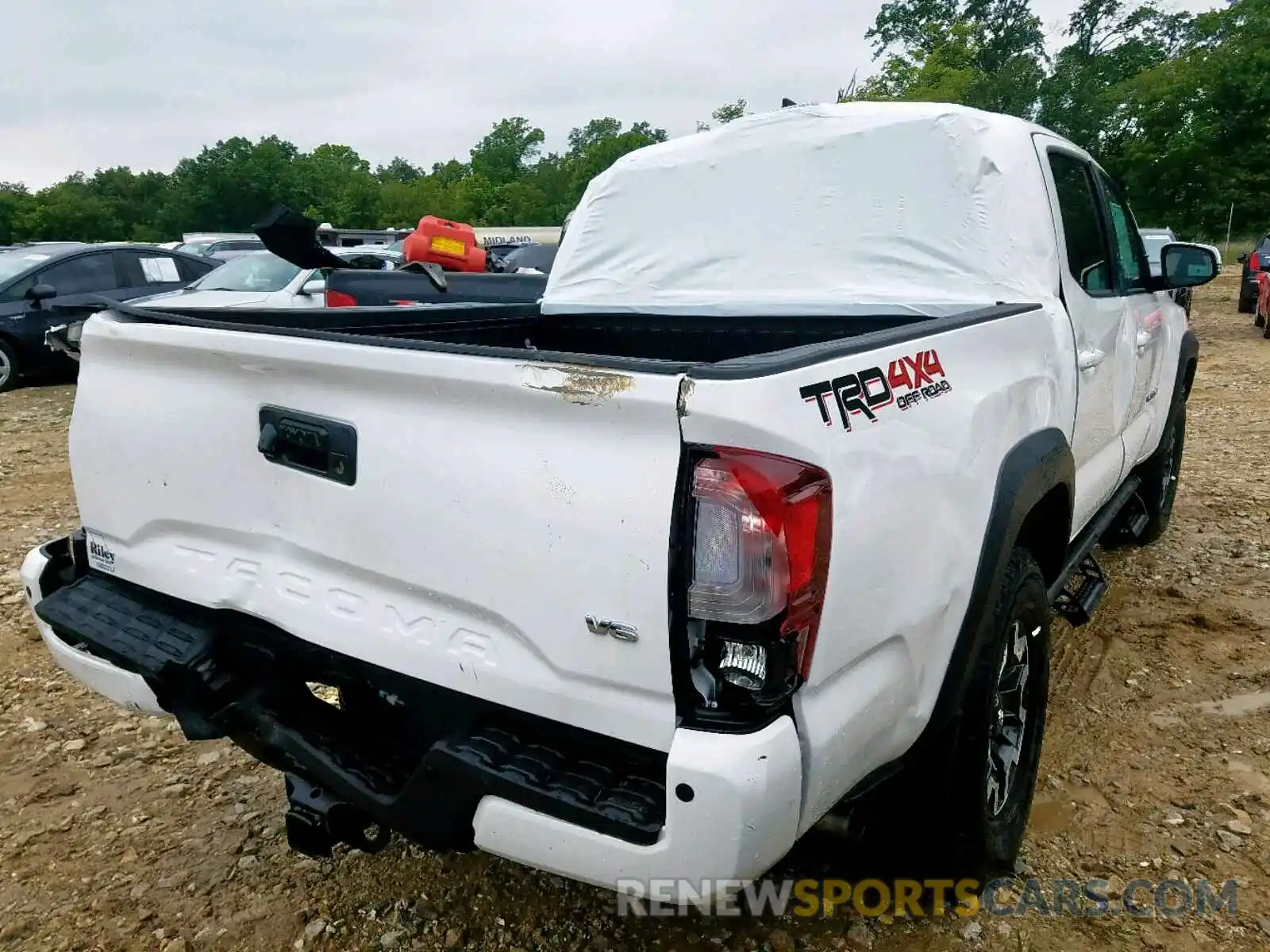 4 Photograph of a damaged car 5TFCZ5AN0KX187387 TOYOTA TACOMA DOU 2019