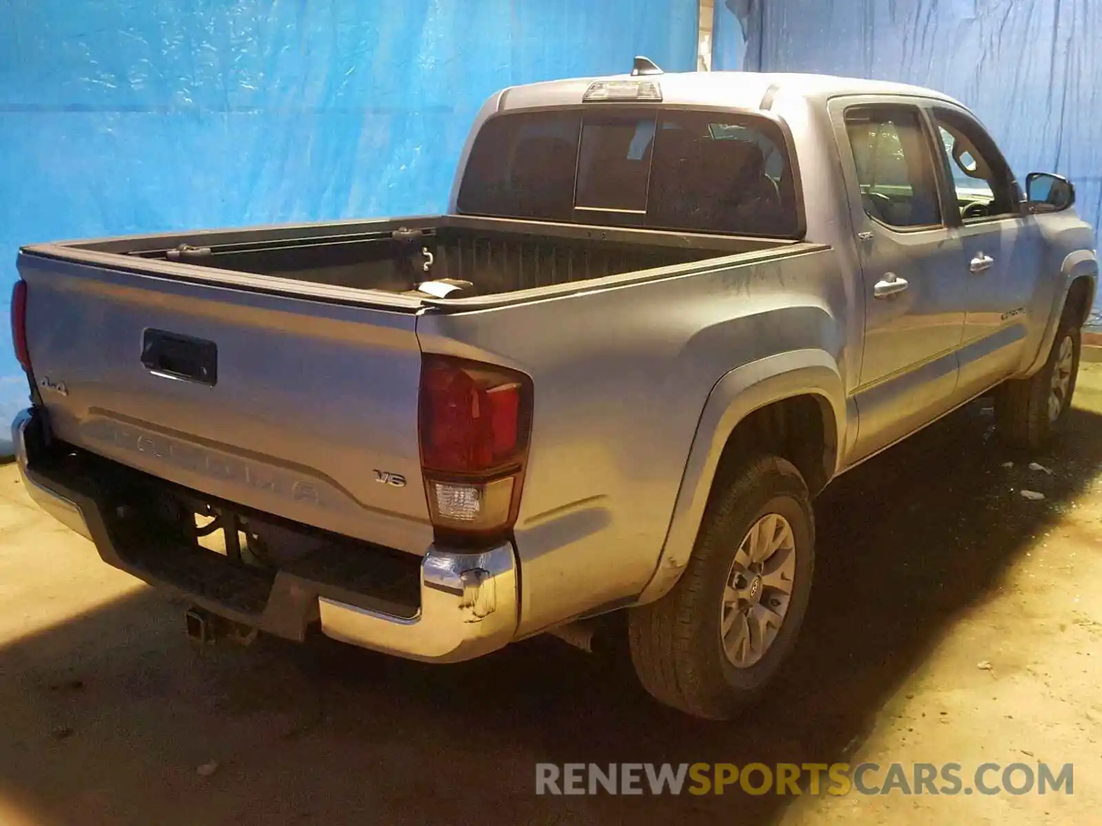 4 Photograph of a damaged car 5TFCZ5AN1KX171036 TOYOTA TACOMA DOU 2019