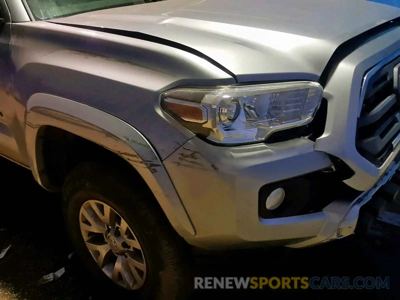 9 Photograph of a damaged car 5TFCZ5AN1KX171036 TOYOTA TACOMA DOU 2019