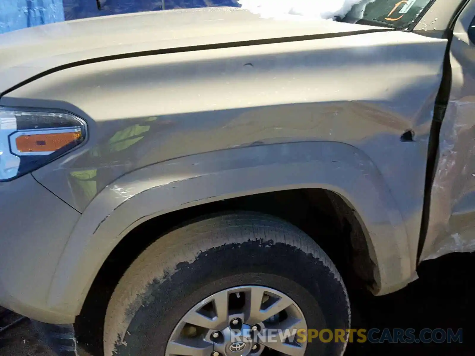 10 Photograph of a damaged car 5TFCZ5AN1KX192677 TOYOTA TACOMA DOU 2019