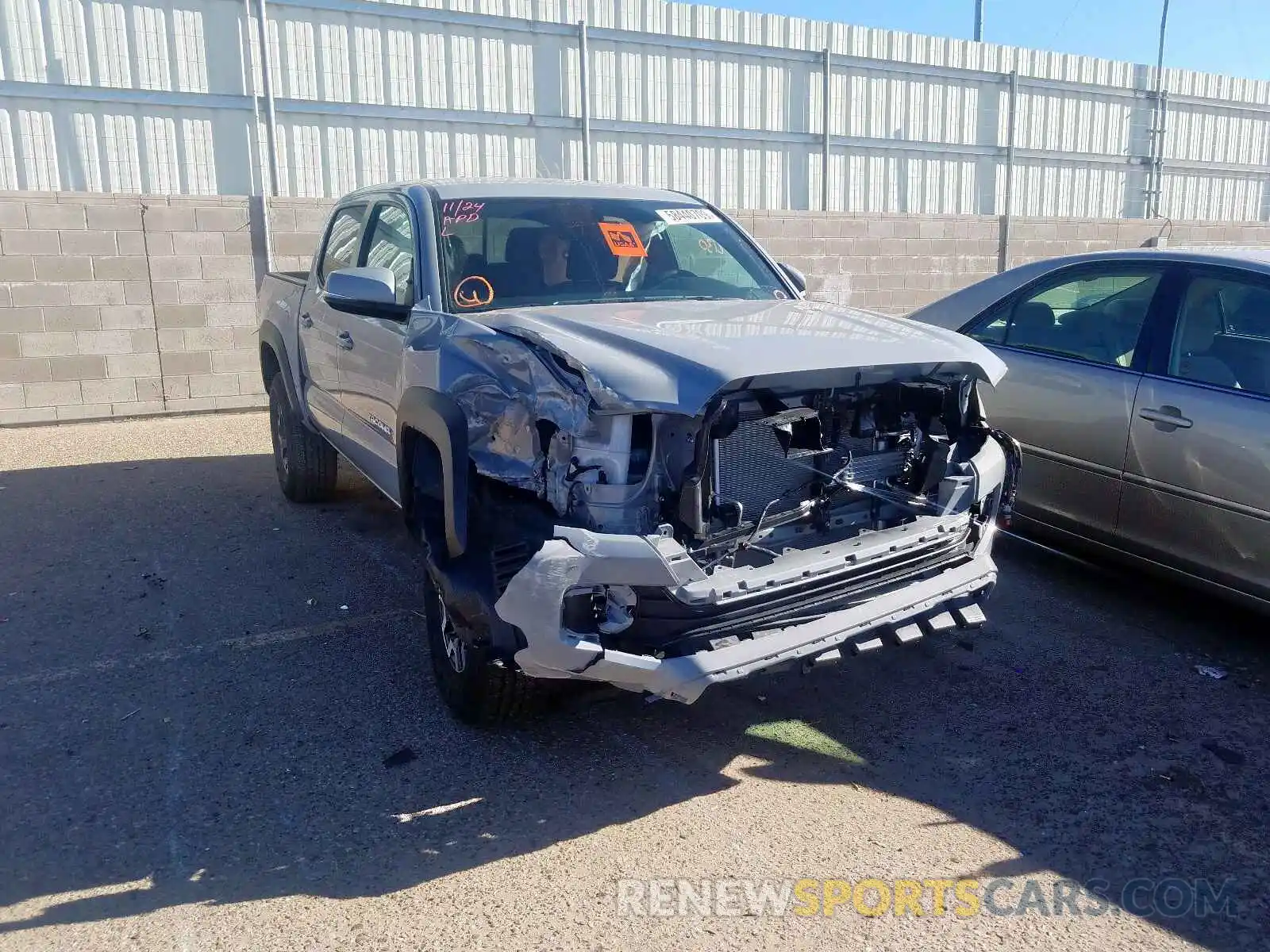 1 Photograph of a damaged car 5TFCZ5AN2KX205498 TOYOTA TACOMA DOU 2019