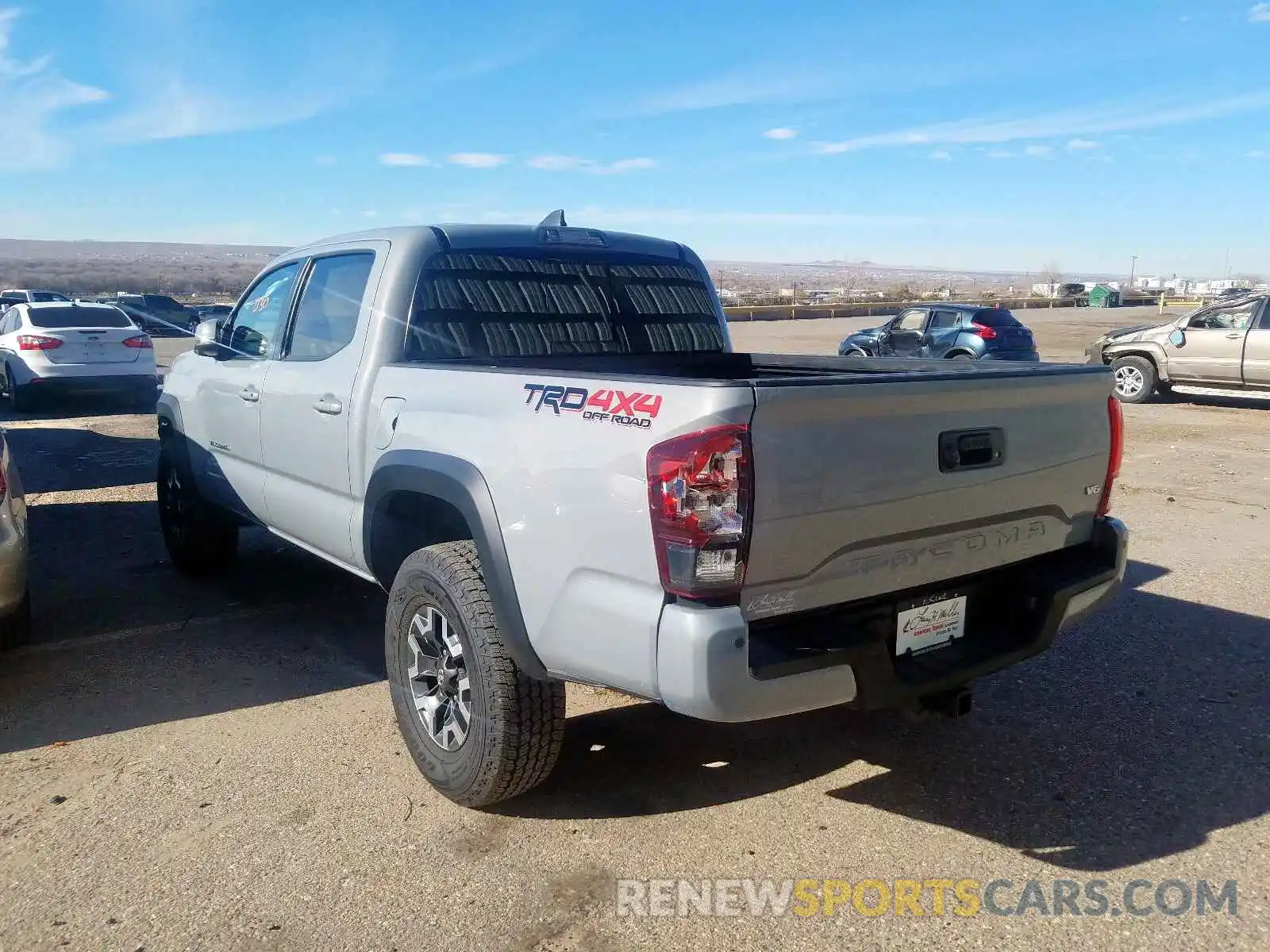 3 Photograph of a damaged car 5TFCZ5AN2KX205498 TOYOTA TACOMA DOU 2019