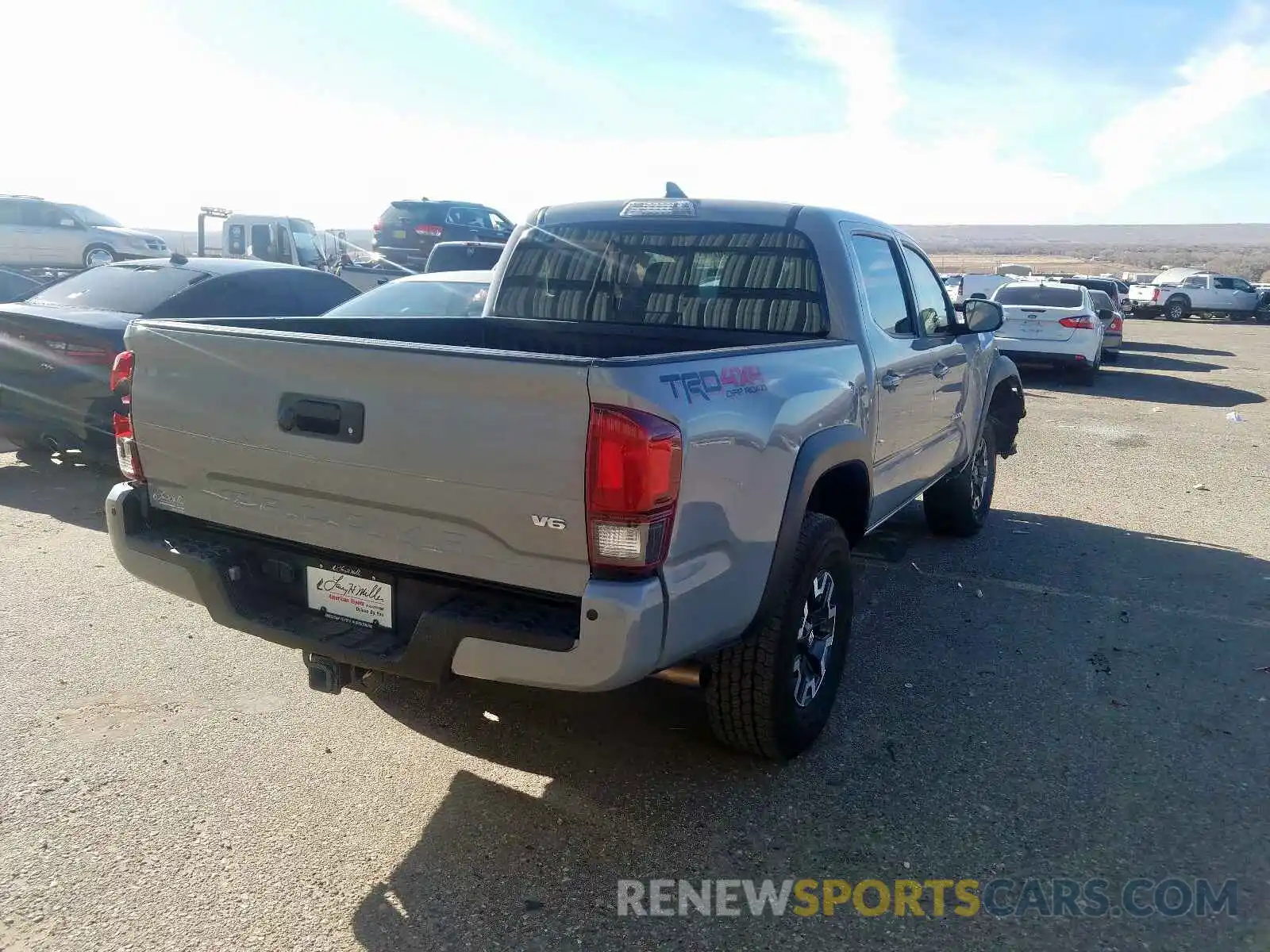 4 Photograph of a damaged car 5TFCZ5AN2KX205498 TOYOTA TACOMA DOU 2019