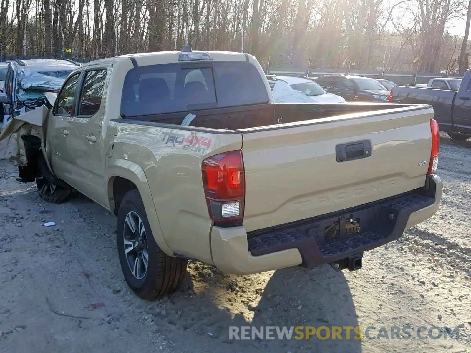 3 Фотография поврежденного автомобиля 5TFCZ5AN3KX169689 TOYOTA TACOMA DOU 2019