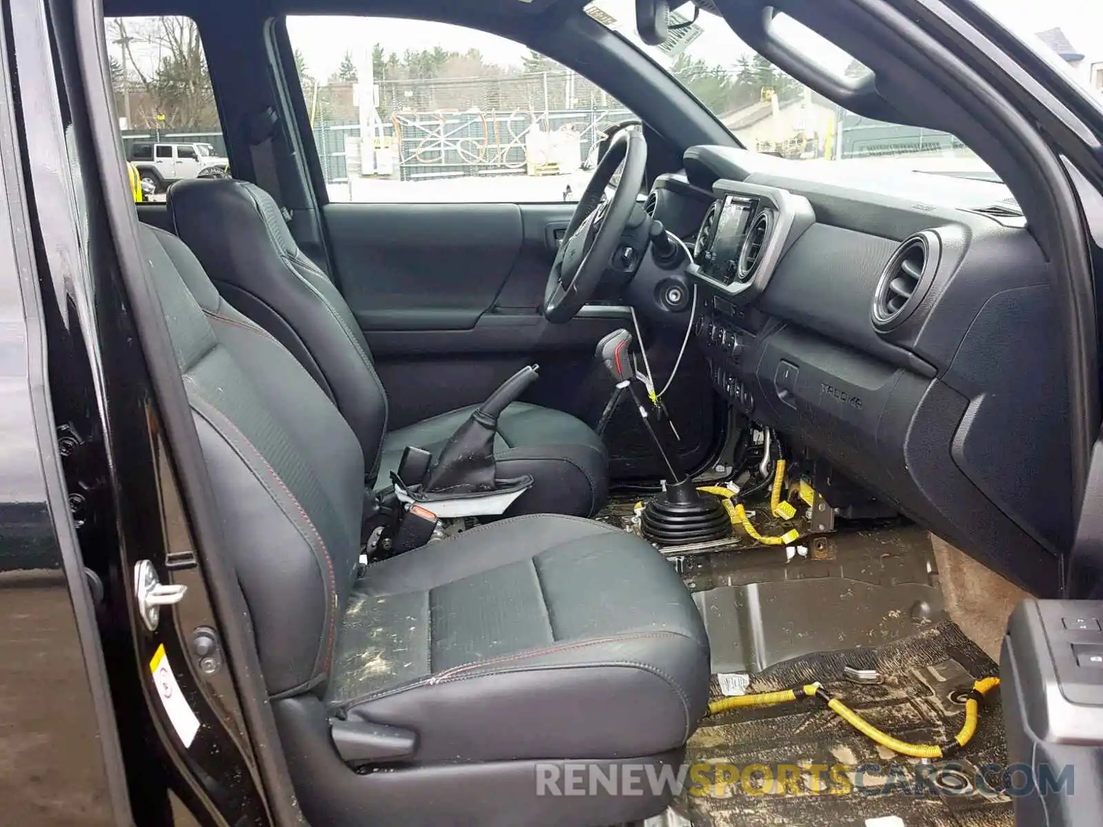 5 Photograph of a damaged car 5TFCZ5AN4KX177798 TOYOTA TACOMA DOU 2019