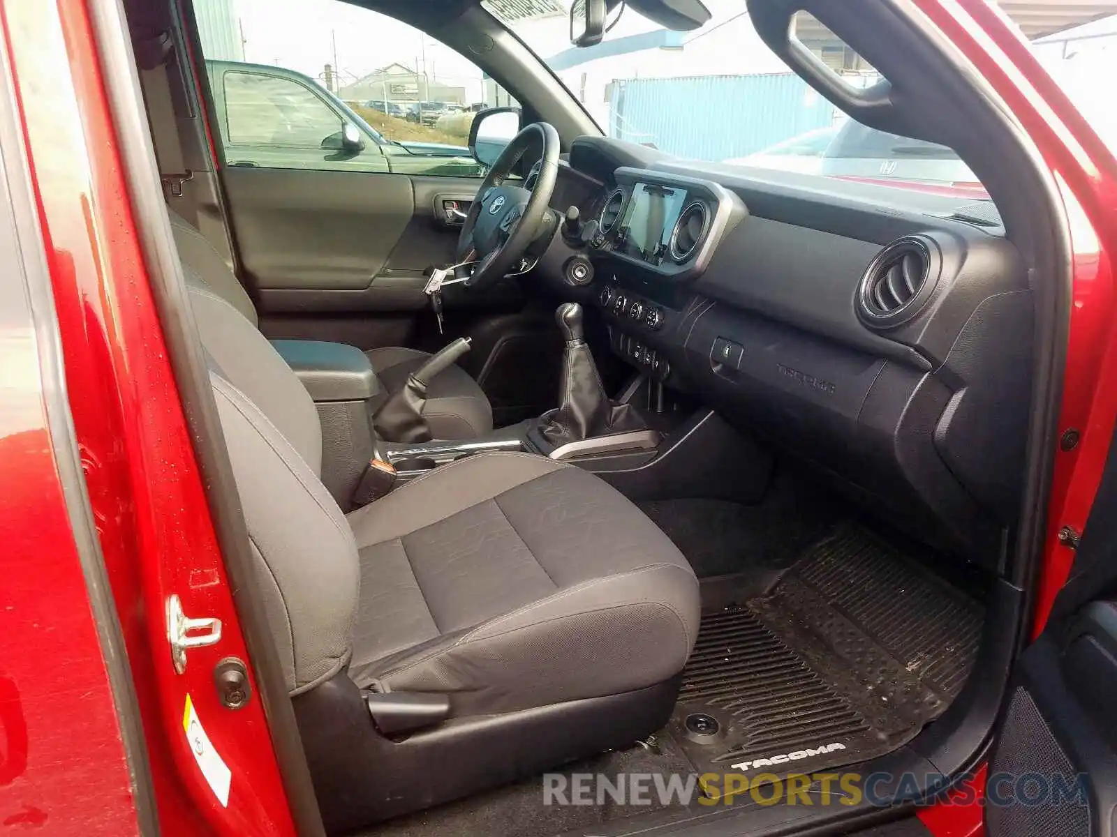 5 Photograph of a damaged car 5TFCZ5AN5KX174179 TOYOTA TACOMA DOU 2019