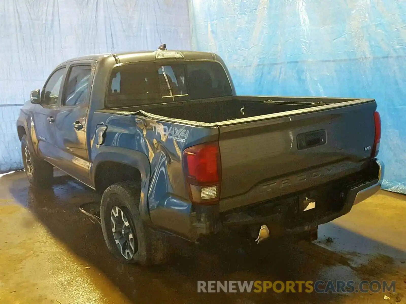 3 Photograph of a damaged car 5TFCZ5AN5KX176370 TOYOTA TACOMA DOU 2019