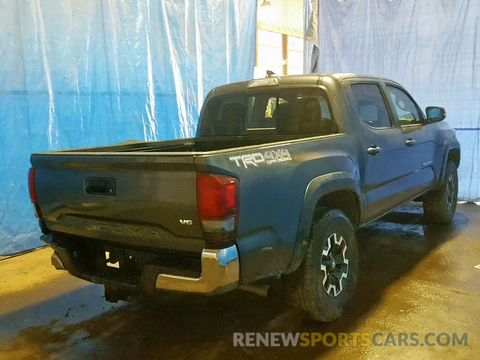 4 Photograph of a damaged car 5TFCZ5AN5KX176370 TOYOTA TACOMA DOU 2019