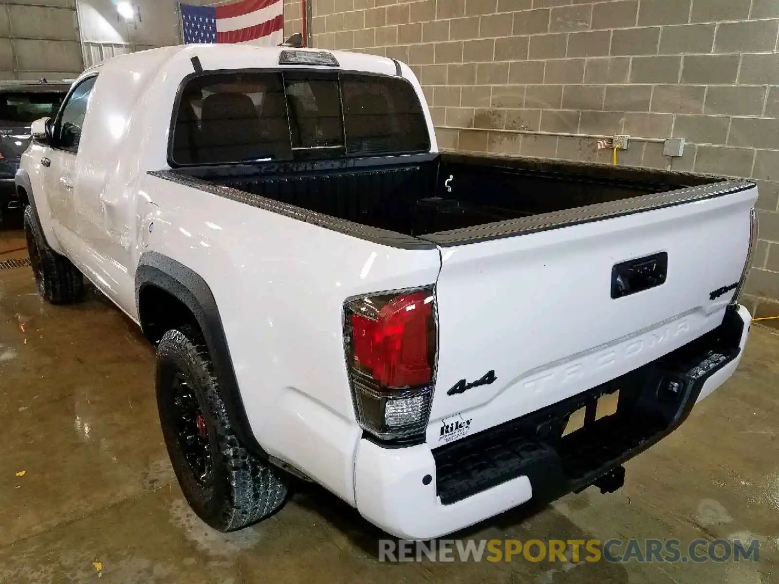 3 Photograph of a damaged car 5TFCZ5AN6KX191895 TOYOTA TACOMA DOU 2019