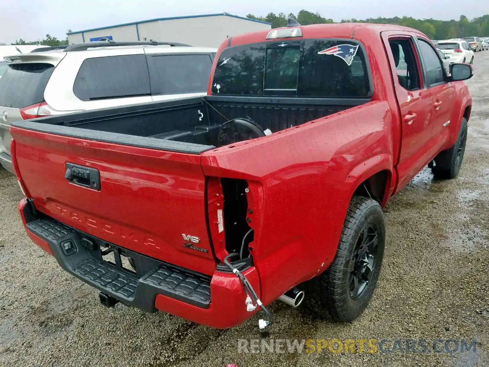 4 Photograph of a damaged car 5TFCZ5AN7KX192165 TOYOTA TACOMA DOU 2019