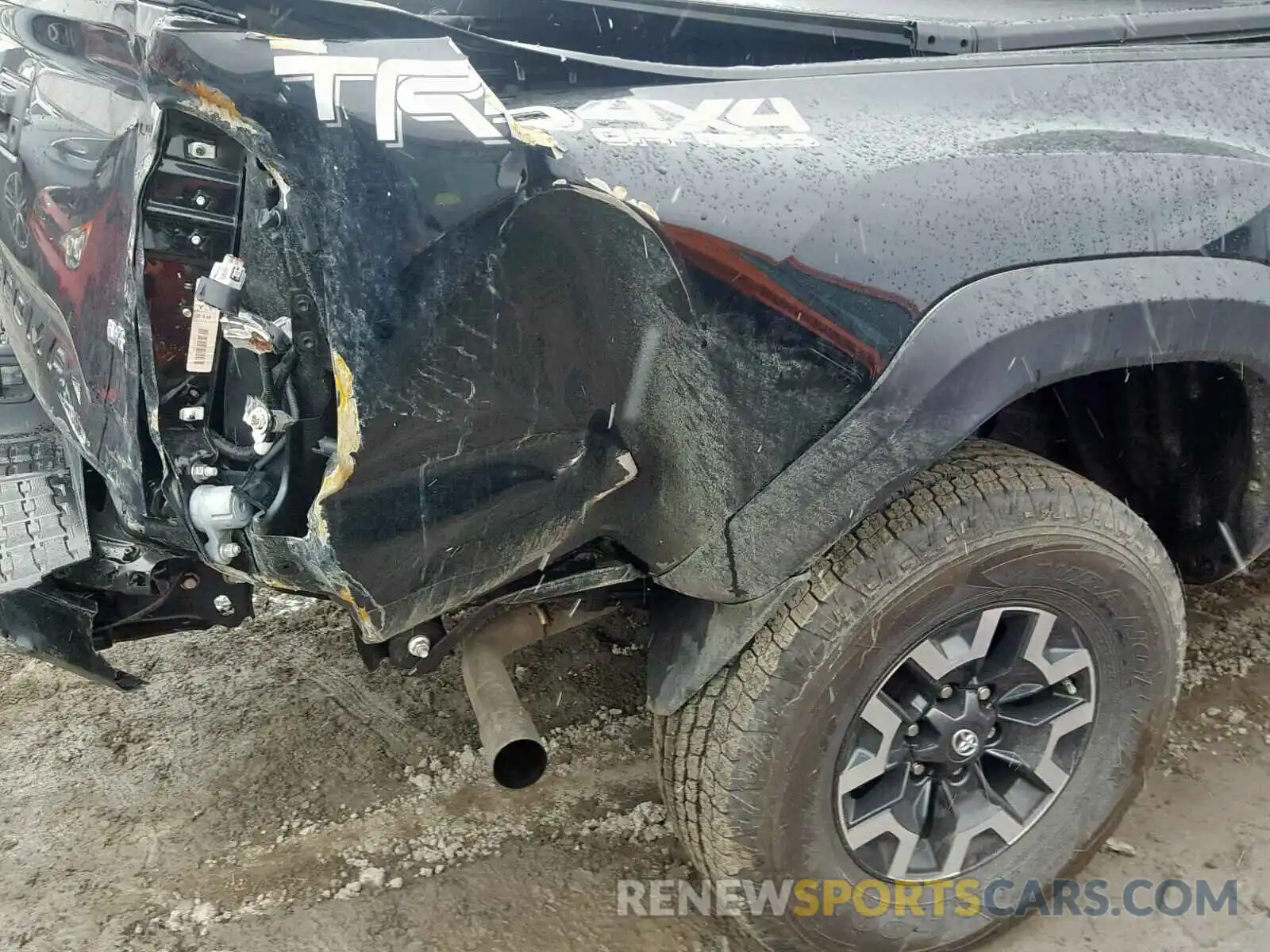 9 Photograph of a damaged car 5TFCZ5AN8KX165833 TOYOTA TACOMA DOU 2019