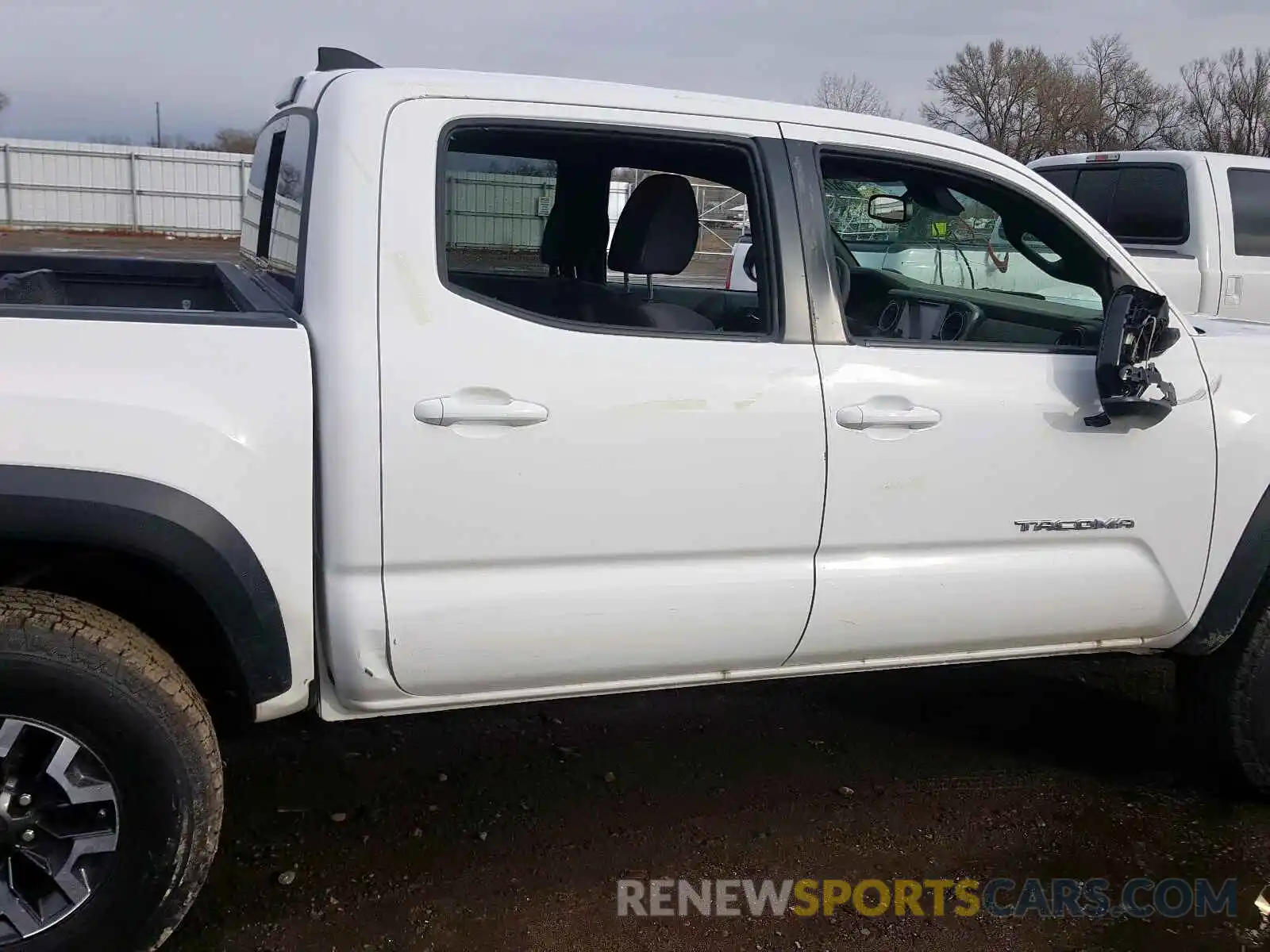 9 Photograph of a damaged car 5TFCZ5AN8KX177450 TOYOTA TACOMA DOU 2019