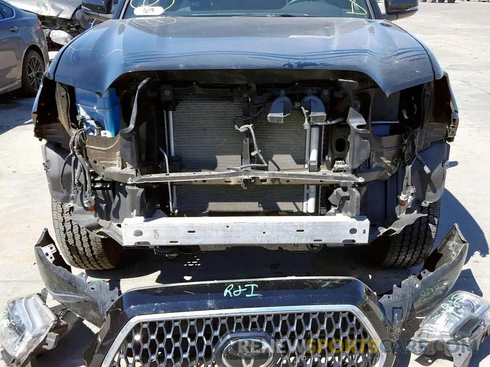 9 Photograph of a damaged car 5TFCZ5AN9KX183872 TOYOTA TACOMA DOU 2019