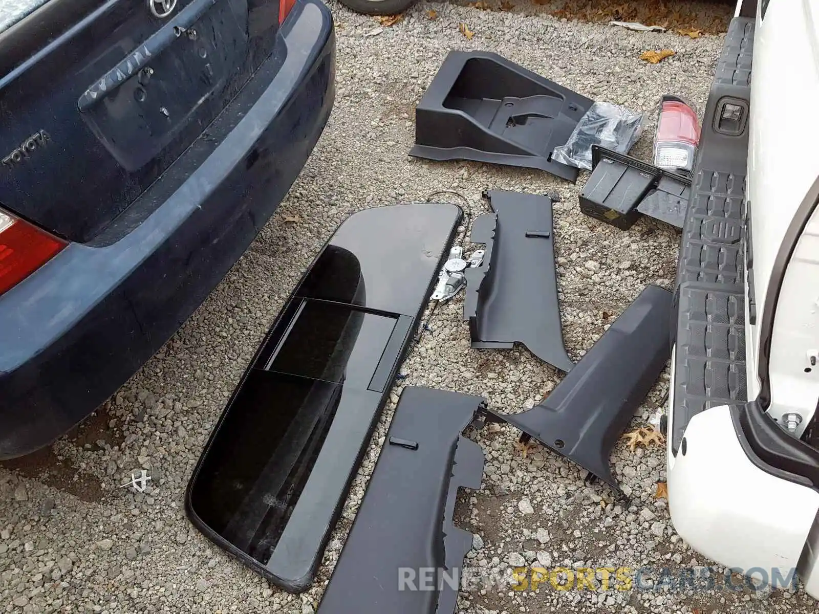 9 Photograph of a damaged car 5TFCZ5ANXKX191009 TOYOTA TACOMA DOU 2019