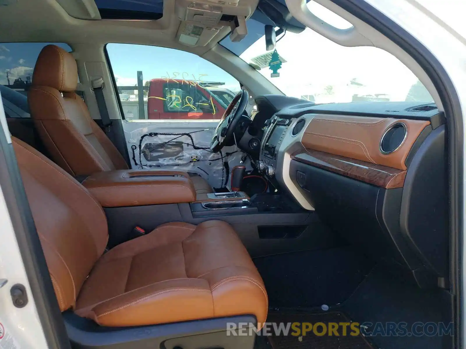 5 Photograph of a damaged car 5TFAY5F13KX831674 TOYOTA TUNDRA 2019