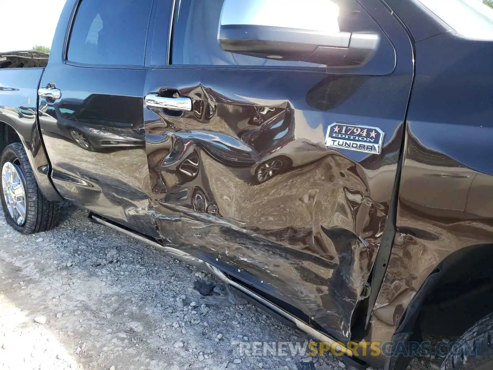 9 Photograph of a damaged car 5TFAY5F14KX870029 TOYOTA TUNDRA 2019