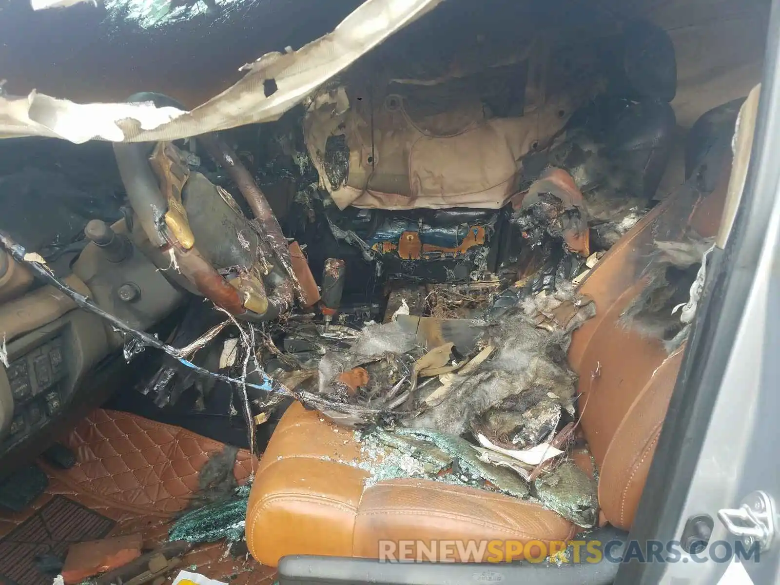 5 Photograph of a damaged car 5TFAY5F16KX796824 TOYOTA TUNDRA 2019