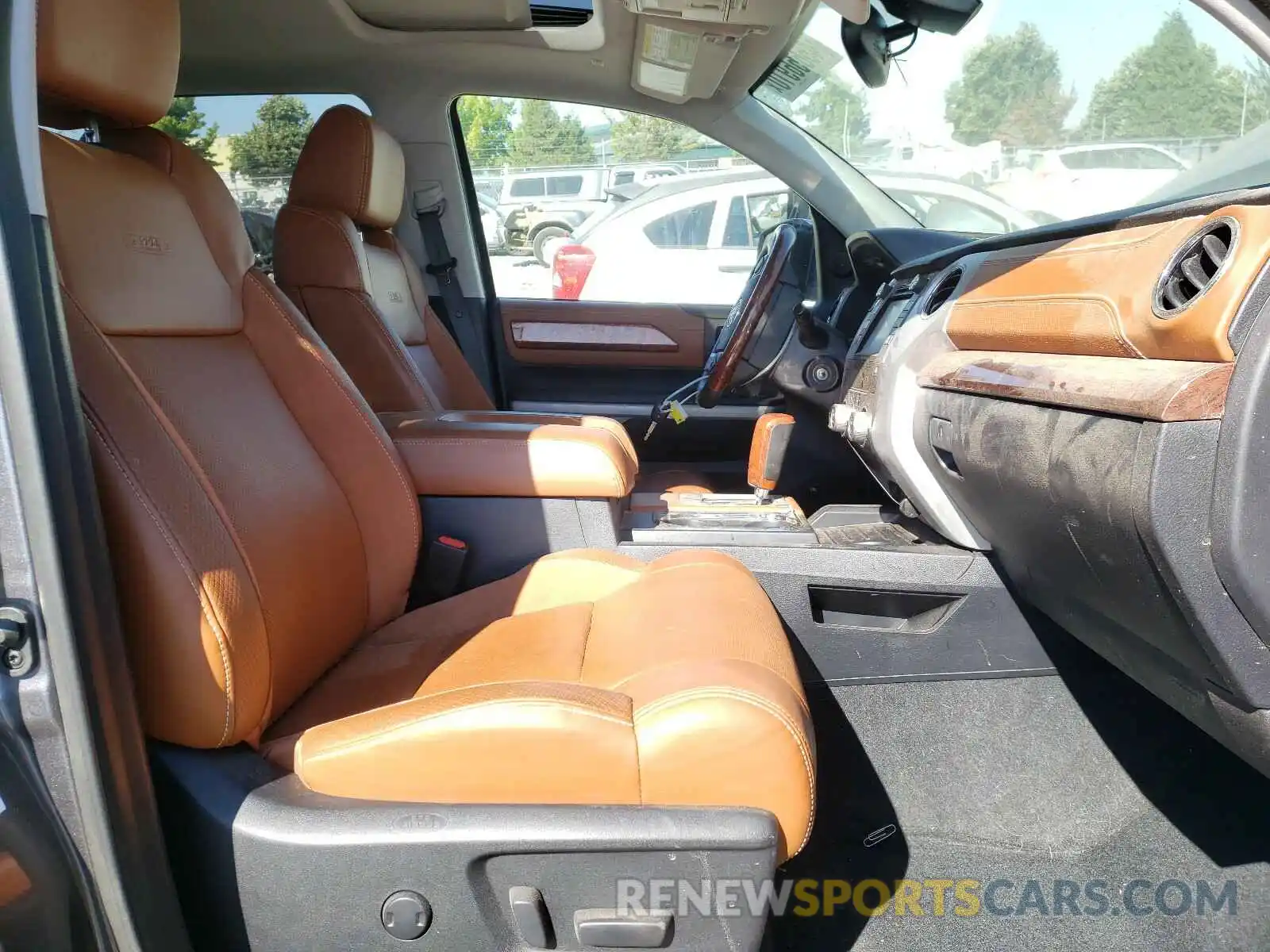 5 Photograph of a damaged car 5TFAY5F16KX830485 TOYOTA TUNDRA 2019