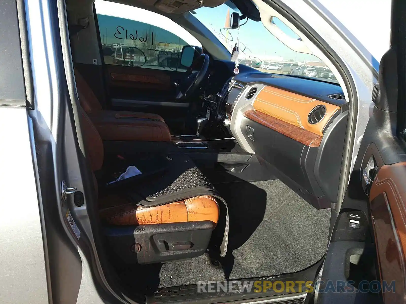 5 Photograph of a damaged car 5TFAY5F19KX813390 TOYOTA TUNDRA 2019