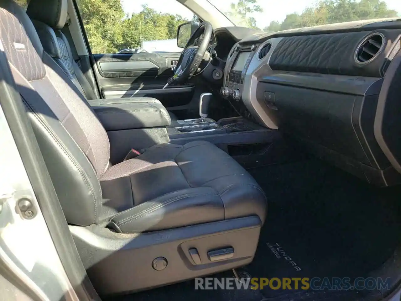 5 Photograph of a damaged car 5TFAY5F19KX829511 TOYOTA TUNDRA 2019