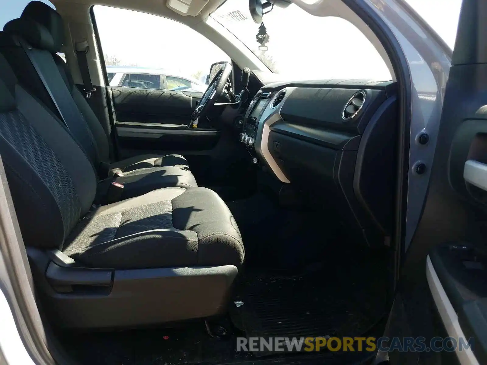 5 Photograph of a damaged car 5TFDM5F1XKX083997 TOYOTA TUNDRA 2019