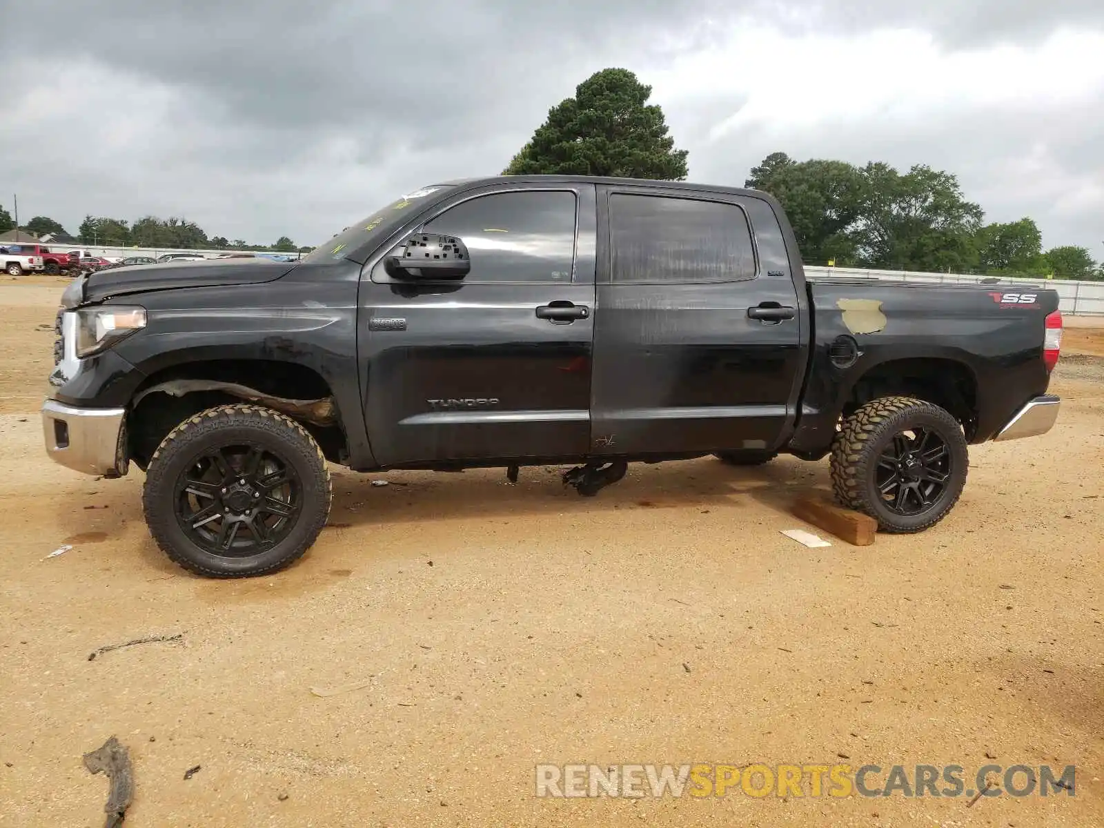 10 Photograph of a damaged car 5TFDW5F12KX814688 TOYOTA TUNDRA 2019