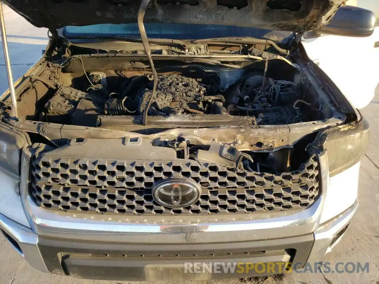 7 Photograph of a damaged car 5TFDW5F19KX840916 TOYOTA TUNDRA 2019