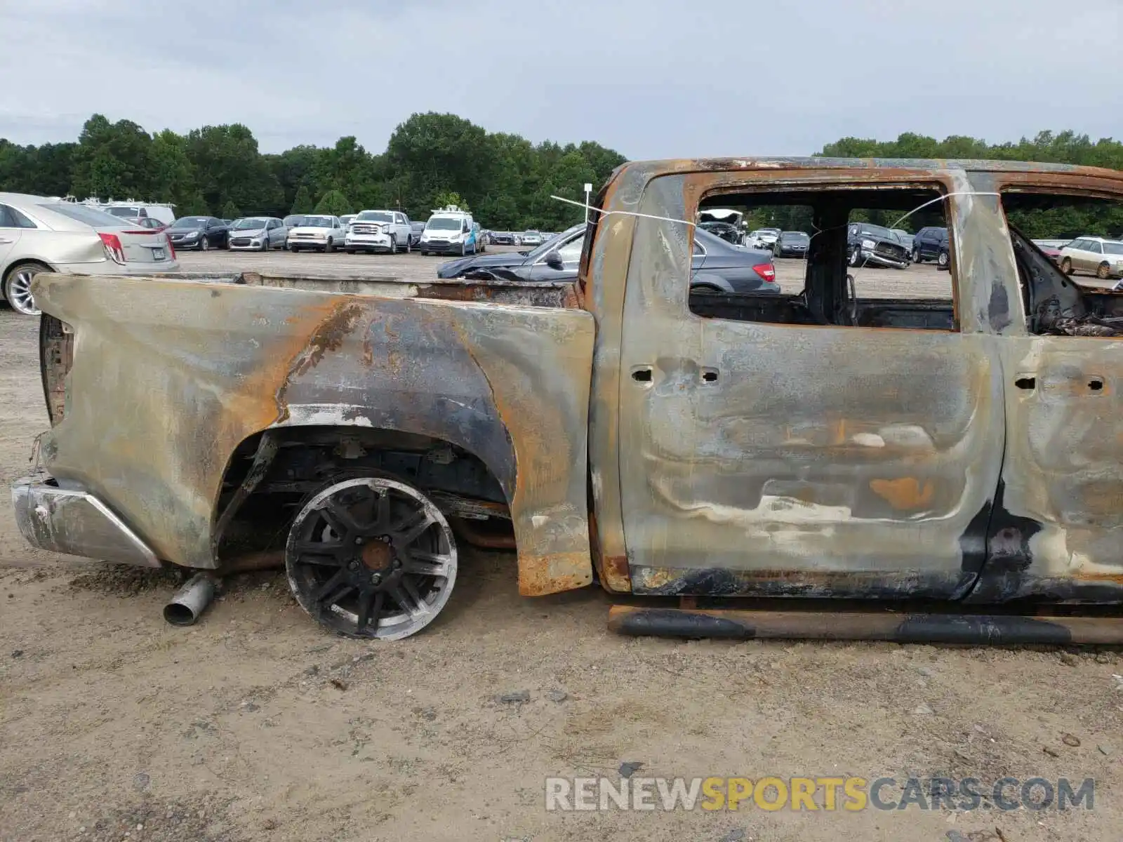 10 Photograph of a damaged car 5TFDY5F16KX828474 TOYOTA TUNDRA 2019