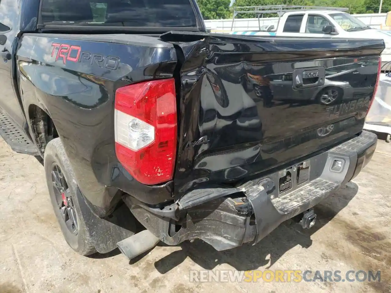 9 Photograph of a damaged car 5TFDY5F17KX797283 TOYOTA TUNDRA 2019