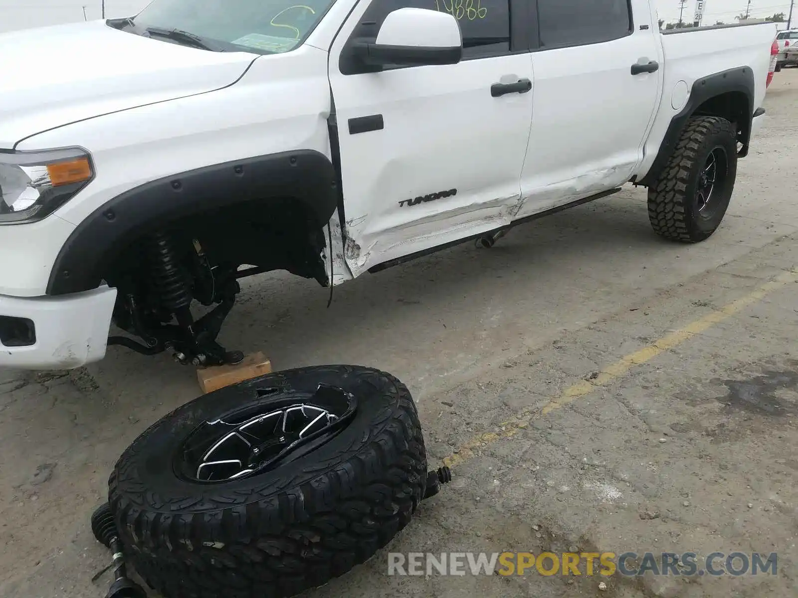 9 Photograph of a damaged car 5TFDY5F1XKX841924 TOYOTA TUNDRA 2019